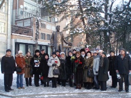 У памятника великому русскому писателю А.П. Чехову, в день его рождения 