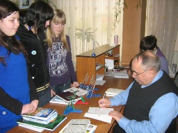 В БИЦ им. Н.Островского состоялась встреча с полковником Внутренних войск МВД РФ, казачьим полковником, членом правления Союза писателей Дона С.И. Лапичем «Во славу ратных подвигов» с учащимися 7 «А» и 9 «Б» классов МОУ СОШ №50, приуроченная ко Дню защитника Отечества.